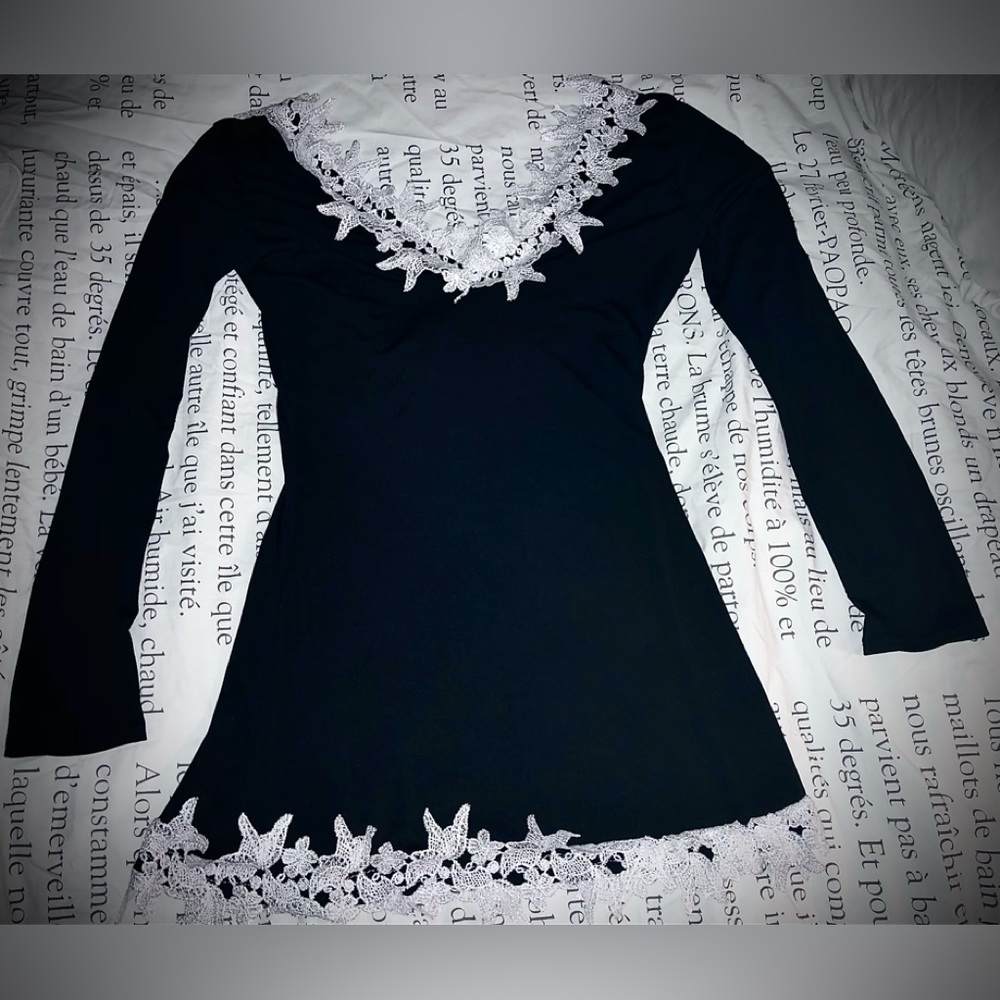 Black w Lace Detailing Top Womens’ sz Medium plunging neckline Elegant NM